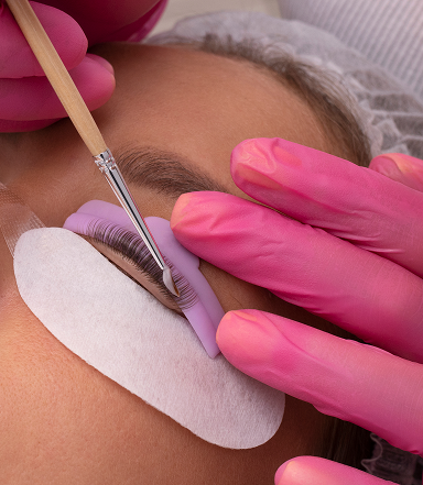 Pose d’extensions de cils – esthéticienne Institut Soleva