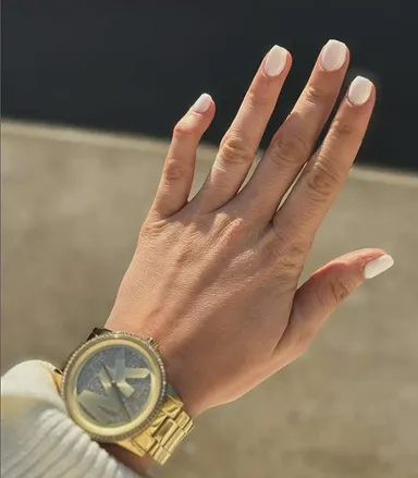 Main manucurée – vernis naturel