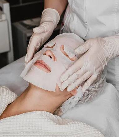 Soin visage – application de masque en cabine