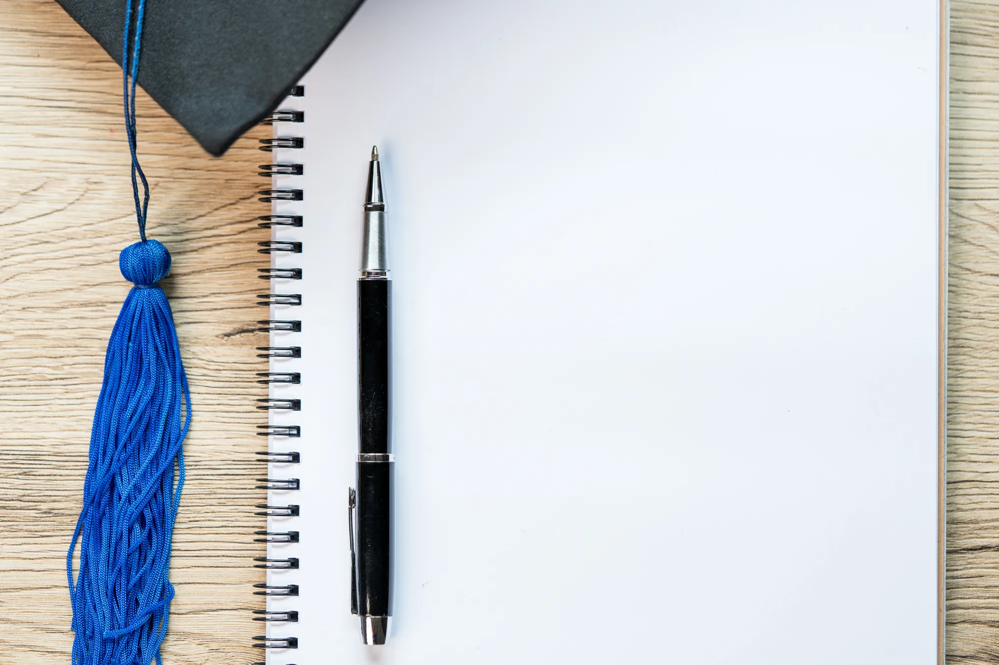 Bloc-notes et stylo sur table – organisation Institut